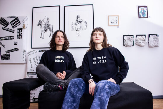 ĪGNĀKIE TEKSTI unisex DŽEMPERIS ar baltu apdruku