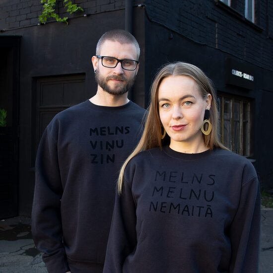MELNĪGNIE TEKSTI unisex DŽEMPERIS ar melnu apdruku